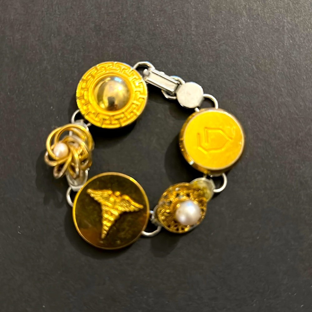 Beautiful Vintage button bracelet. Fits small wrist.  picture with measurement.